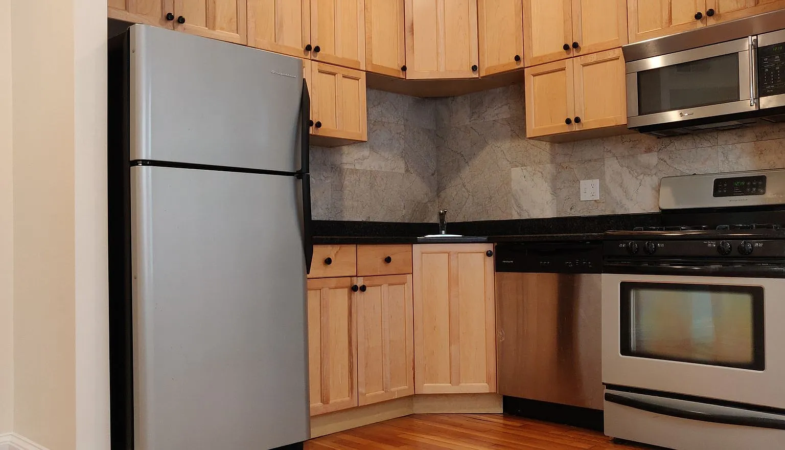No Brokers Fee, Washington Sq. Area of Brookline. Steps from the T. Nice Finishes. Central AC, Pa... — Photo 1