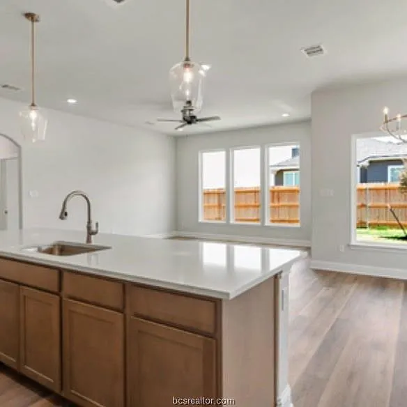 4 bed, 1948 sqft, $2,800 — Photo 4
