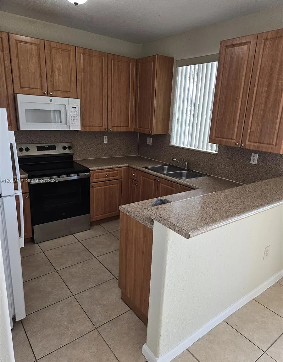 Shoma Townhomes At Keysco — Photo 3