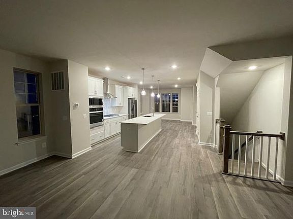 4th image of 723 Sawback Sq NE