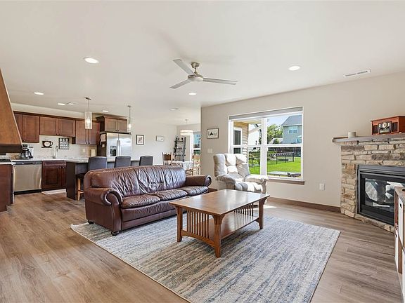 4th image of 900 Hillside Dr