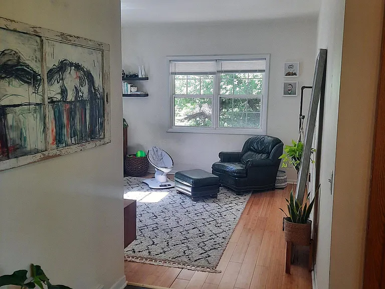 839 E John St — Photo 2
