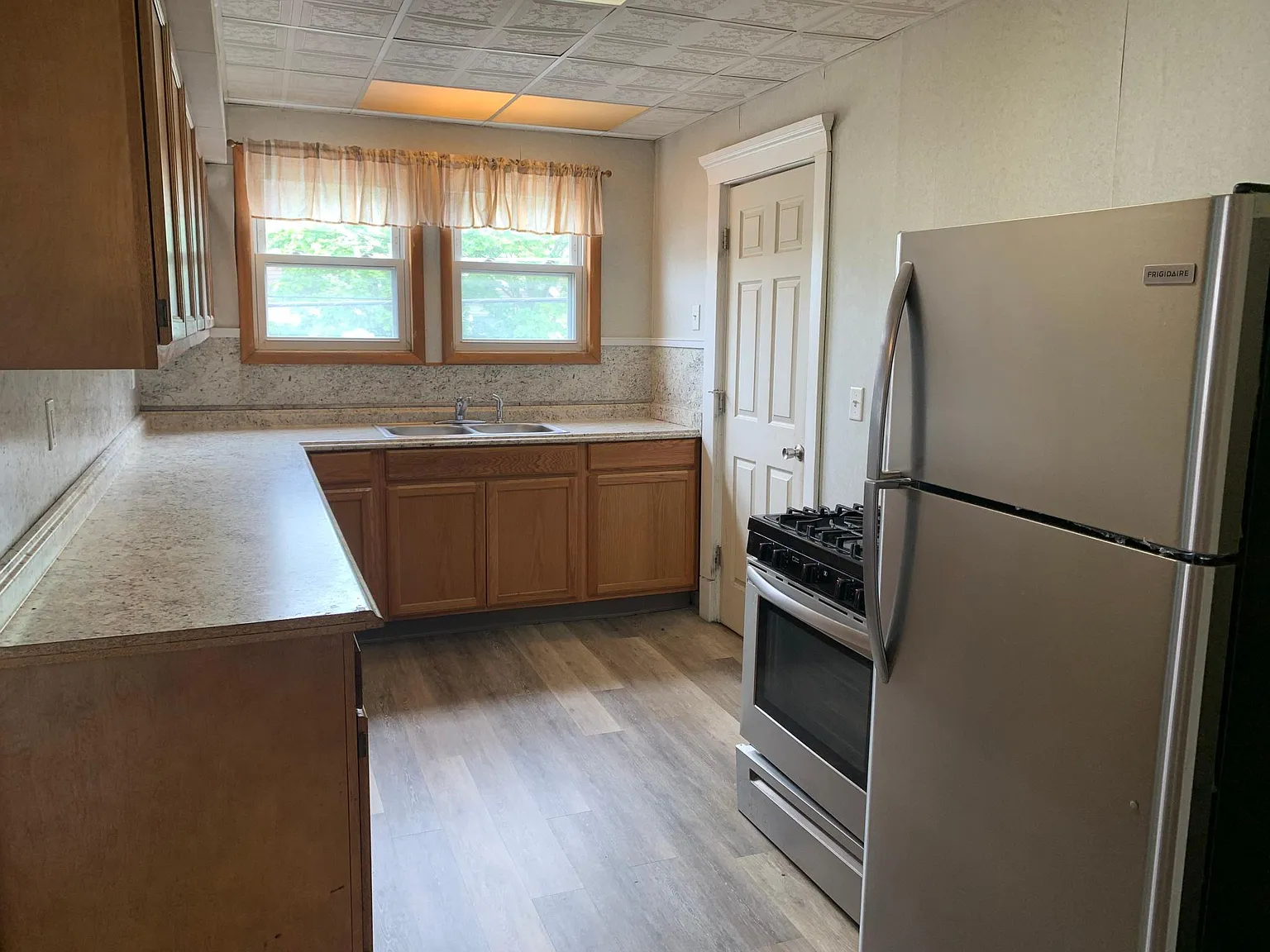 5 bed, 2100 sqft, $3,475 — Photo 3