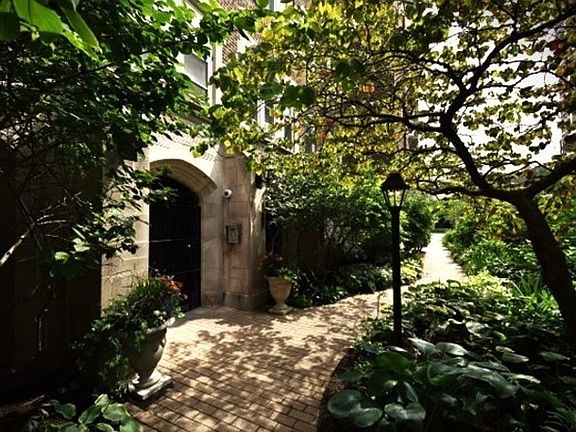 2nd image of 6334 N Sheridan Rd #2C