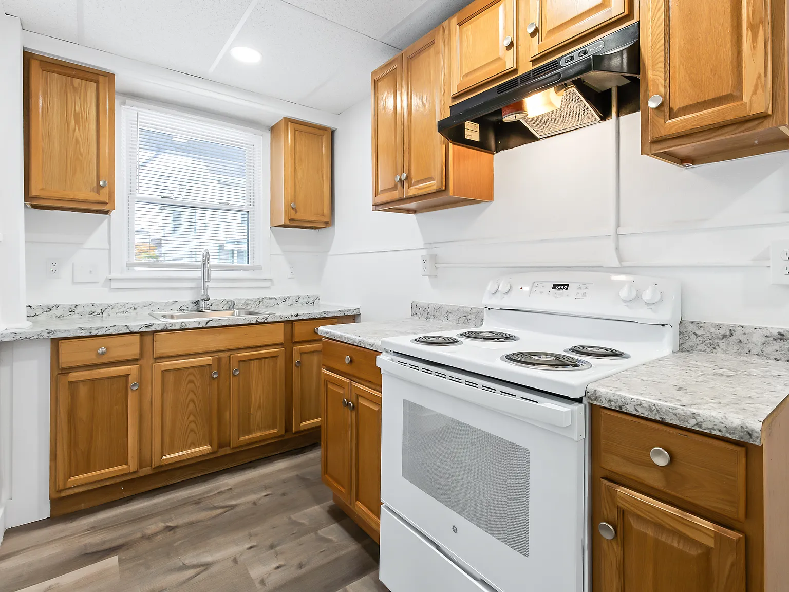 3 bed, $1,400 — Photo 2