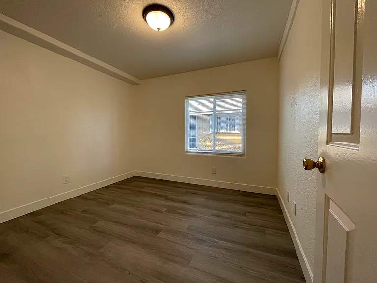 1823 Gardenia Ave #B — Photo 20