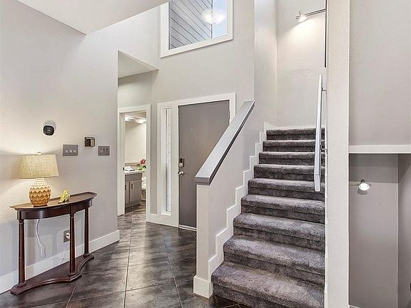 Entry w 5" baseboard thruout