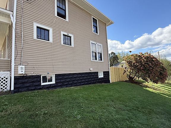 2nd image of 403 Pine St