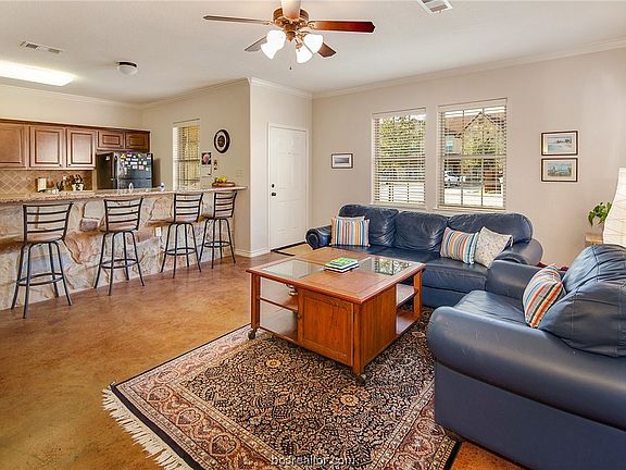 5th image of 131 Deacon Dr W