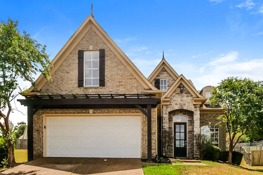 3 bed, 2.5 bath, 2206 sqft, $2,115 — Photo 1