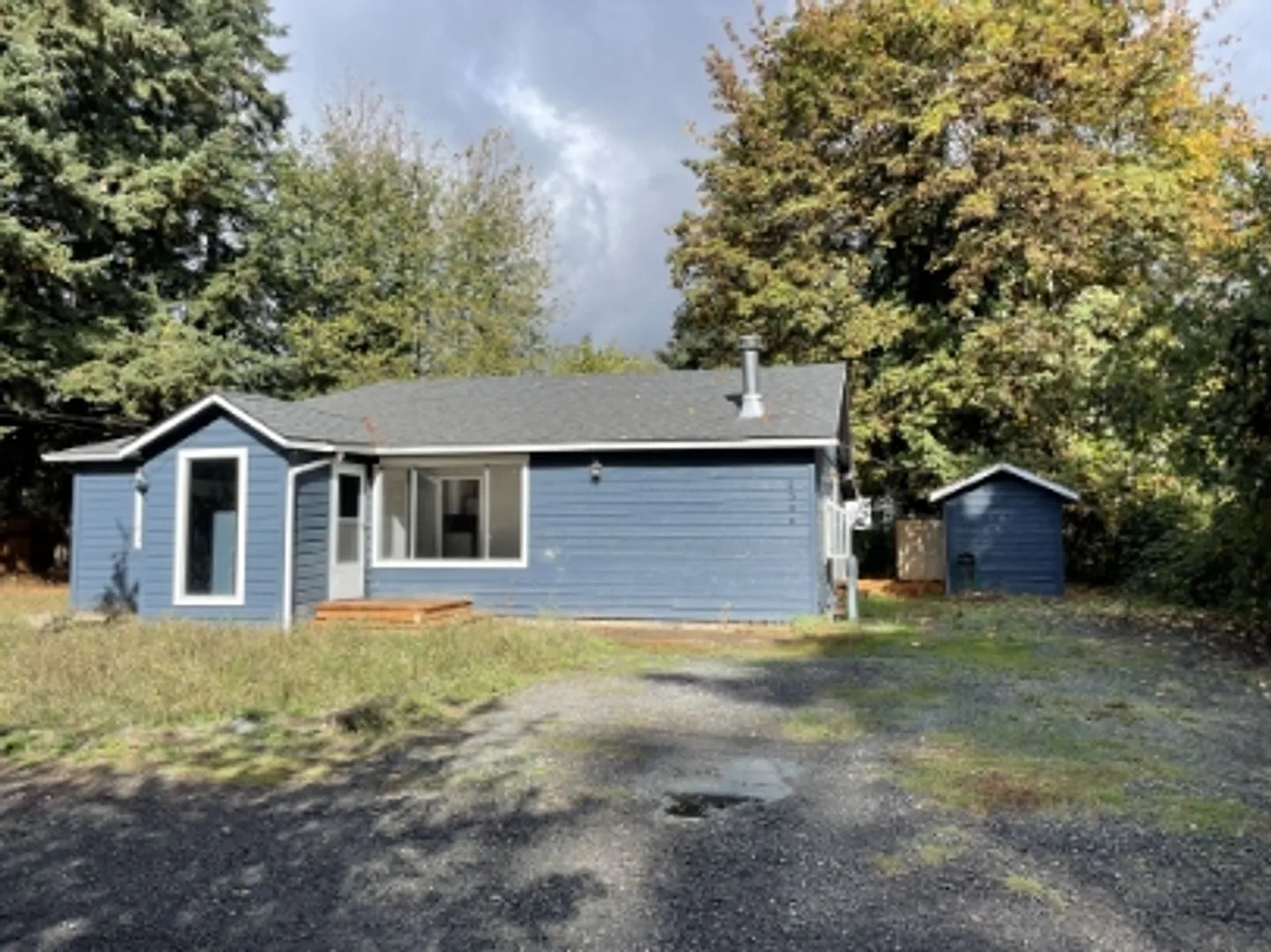 2 bed, 1 bath home with a bonus room/second living room in Sweet Home — Photo 2