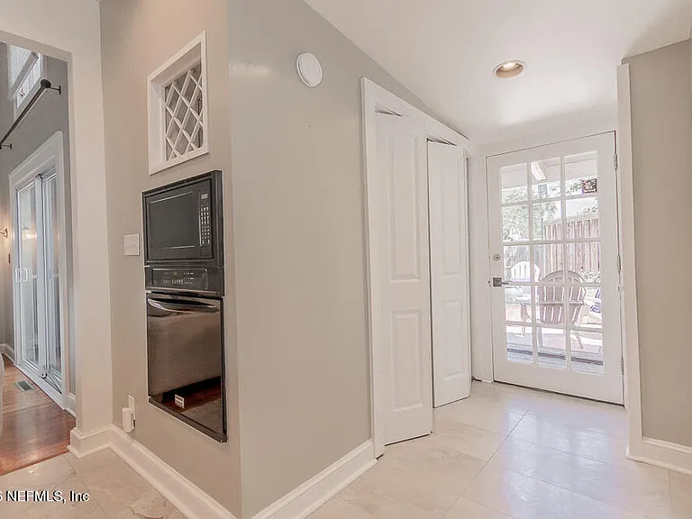 2751 Herschel St — Photo 22