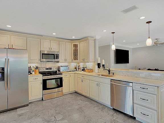 4th image of 14330 McGregor Blvd