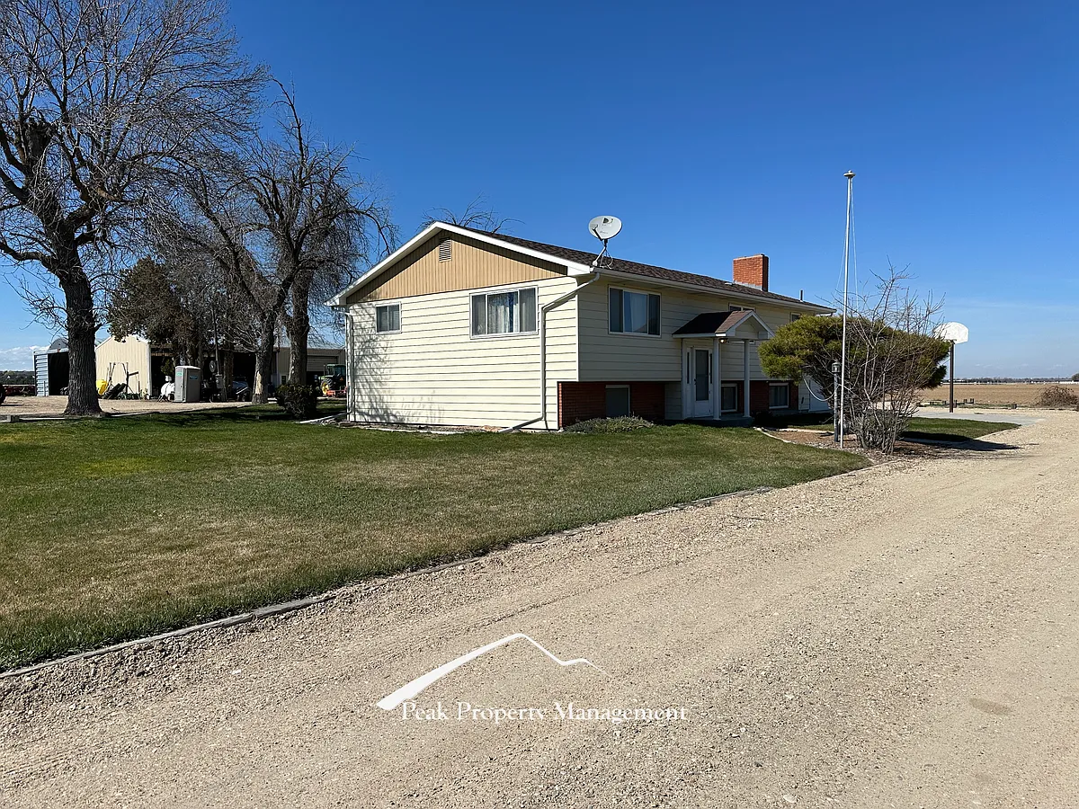 Building Photo - 15049 Lake Ave