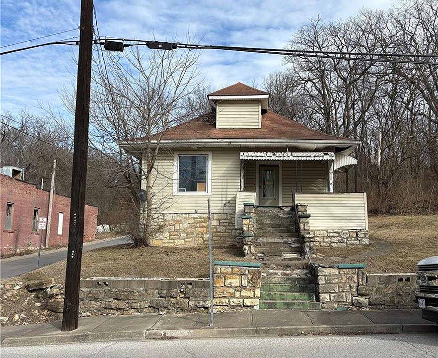 1st image of 643 N Main St