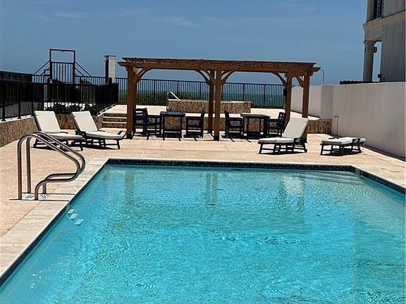 4th image of 102 E Villa Doce Dr
