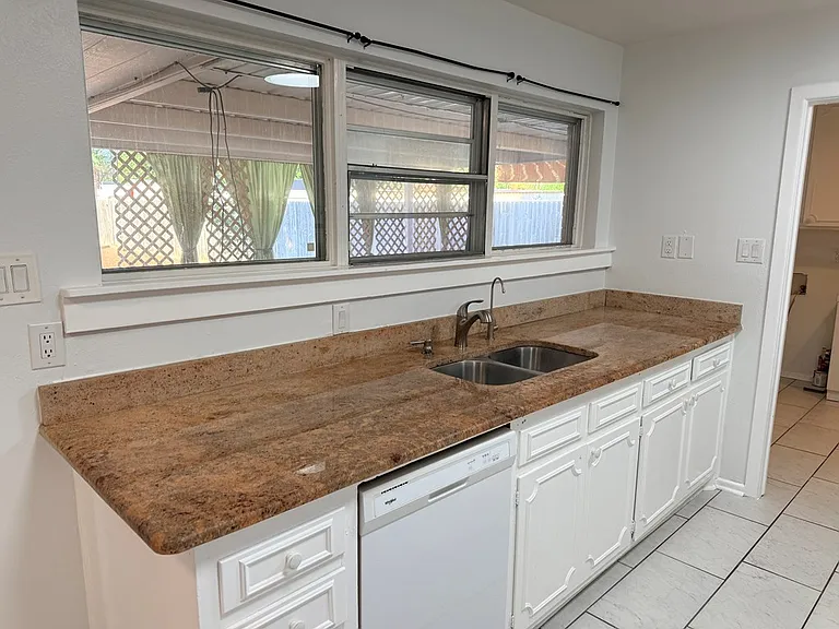 1215 Neely Ave — Photo 8