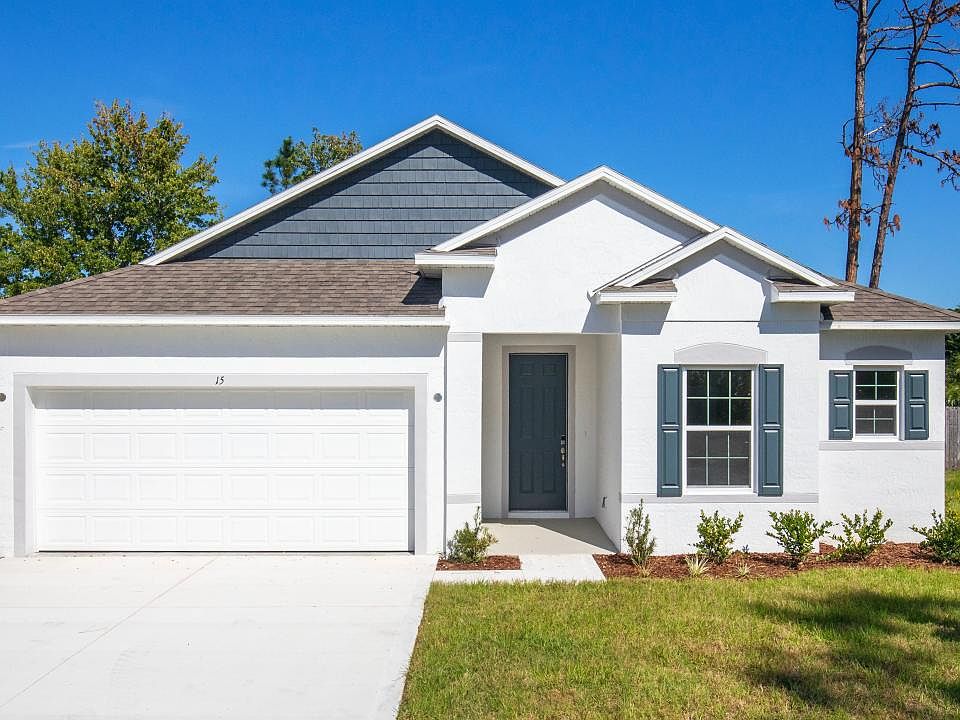 Single-family homes in central locations that combine coastal luxury with everyday convenience.