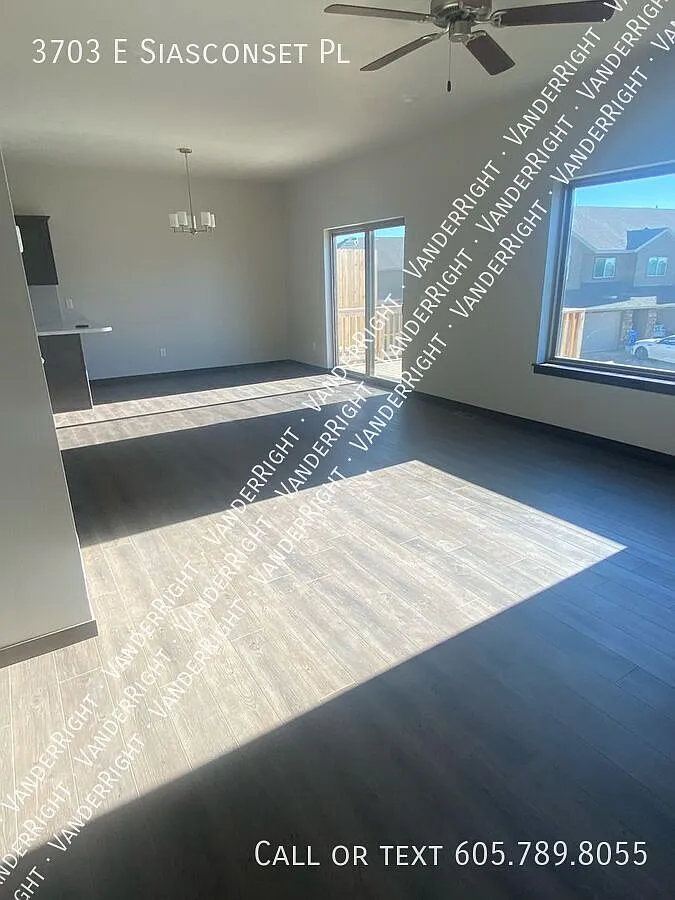 Gorgeous 4 Bedroom 3.5 Bathroom Townhome! — Photo 4