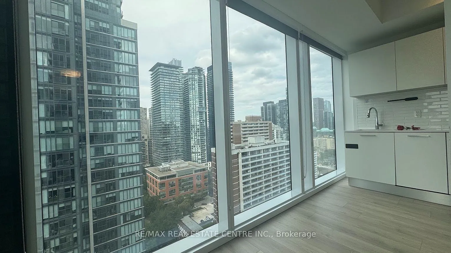 The Gloucester on Yonge — Photo 2