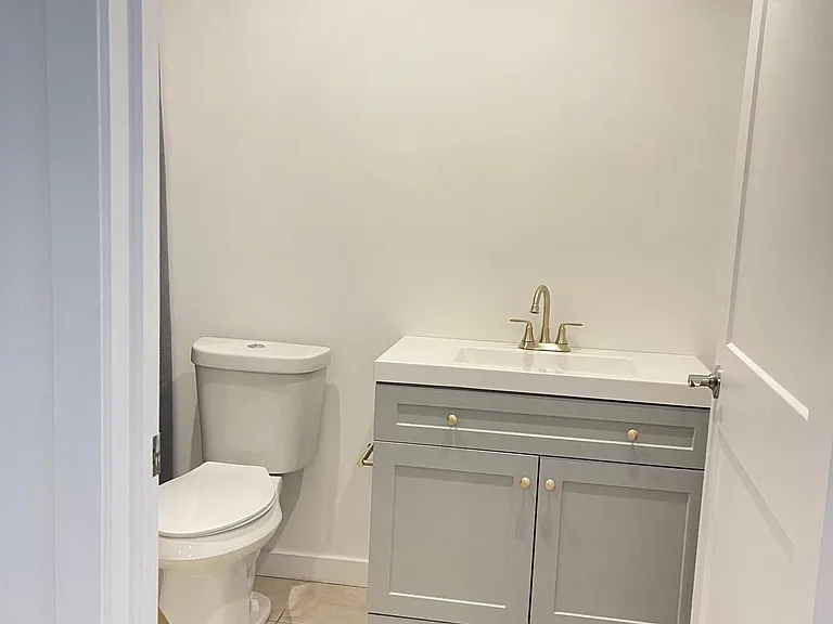 2nd bathroom/guest bathroom