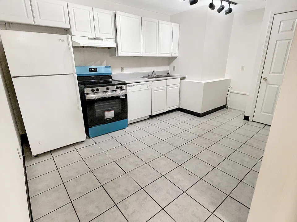 915 Main St #203