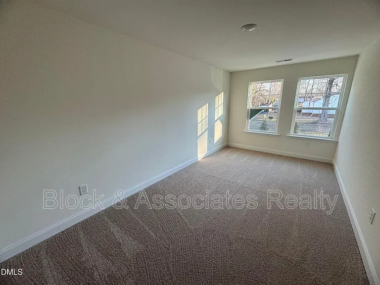 460 La Maison Ave — Photo 9