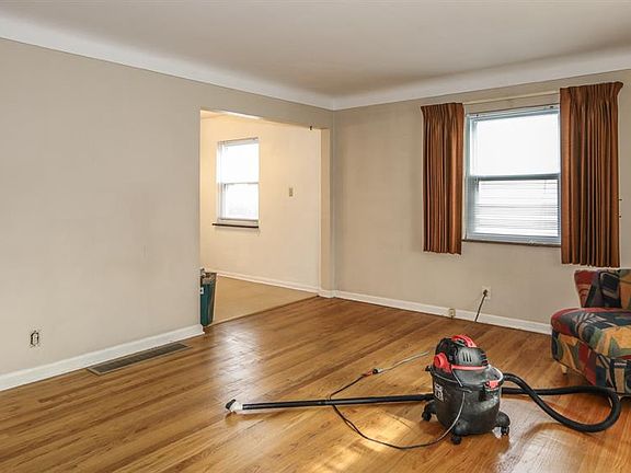 3rd image of 2333 Hazel Ave