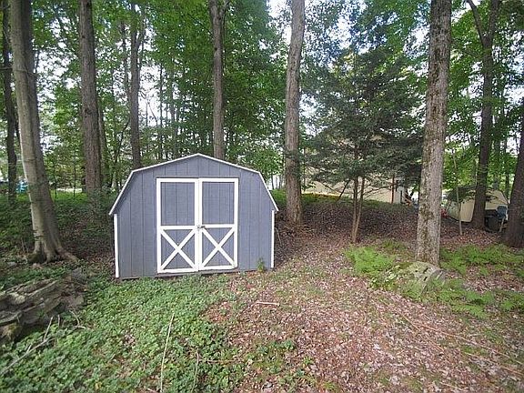 3rd image of 115 Mohican Trl
