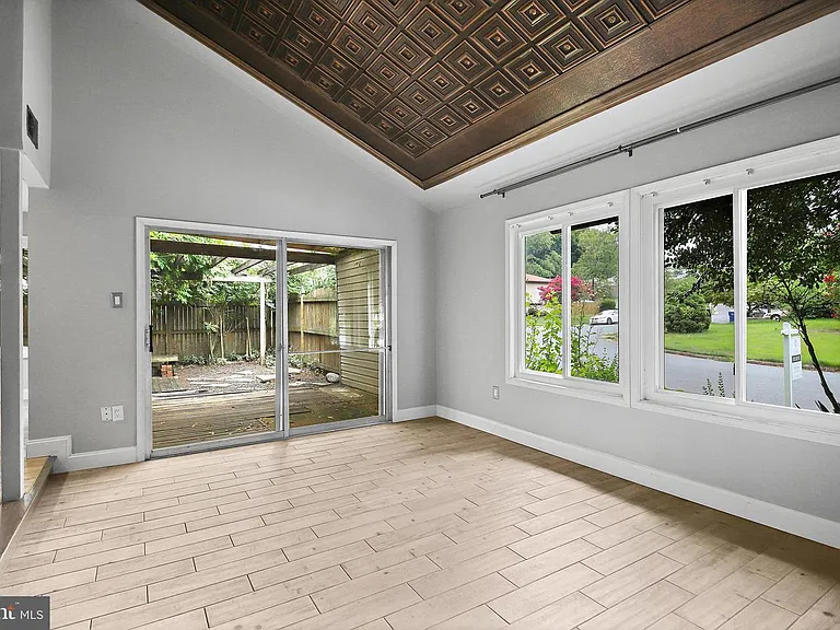 511 Avondale Dr — Photo 16