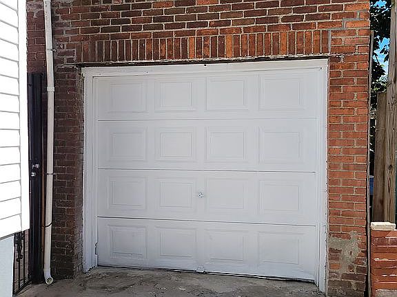 5th image of 1834 Mohegan Ave
