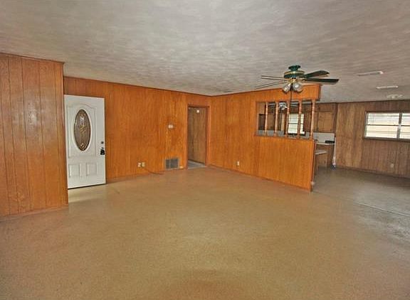 4th image of 105 Thompson Ln