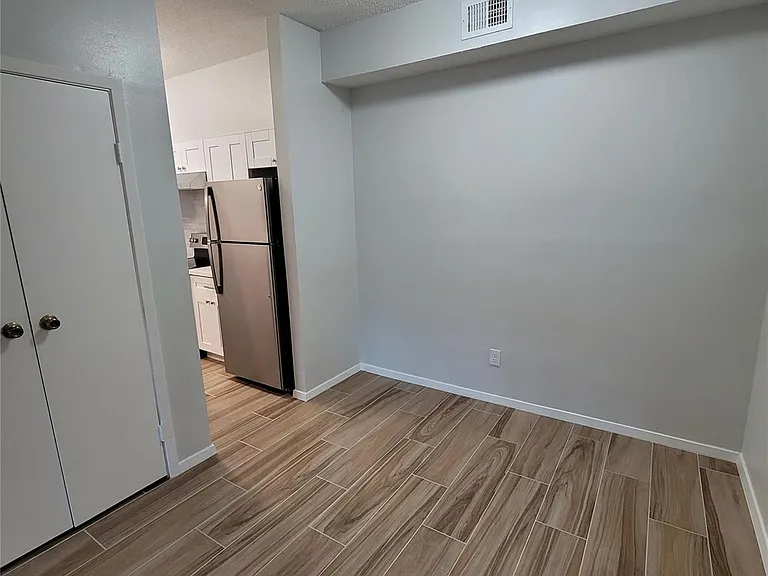 7055 N Holiday Dr — Photo 9