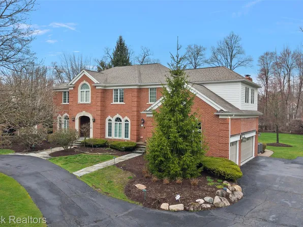 945 Wellsley Ct, Bloomfield Hills, MI 48304