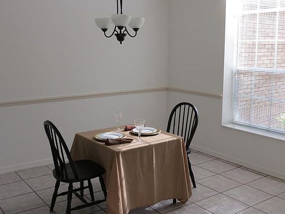 4th image of 634 Yorkshire Dr