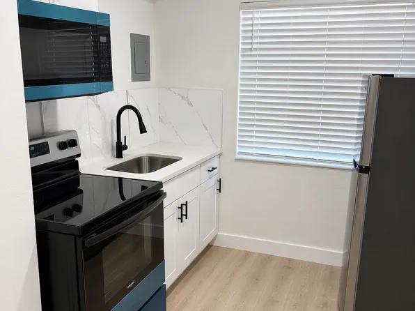 1821 13th St W #2, Bradenton, FL 34205