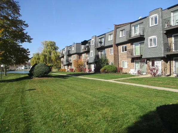 9417 Bay Colony Dr APT 2E, Des Plaines, IL 60016