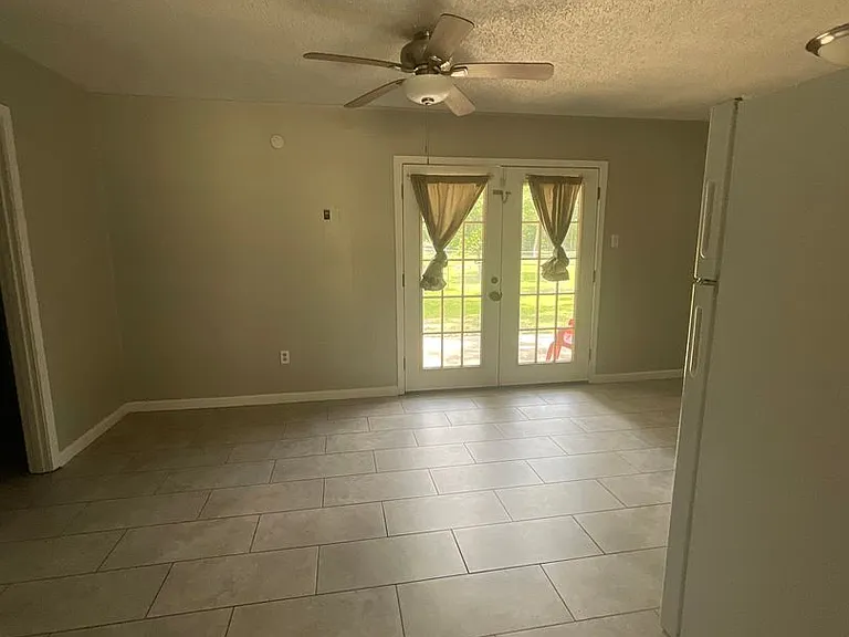114 Powell Dr — Photo 2
