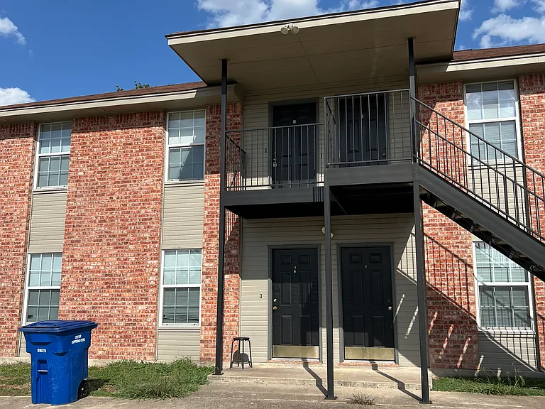 411 Creek St — Photo 1