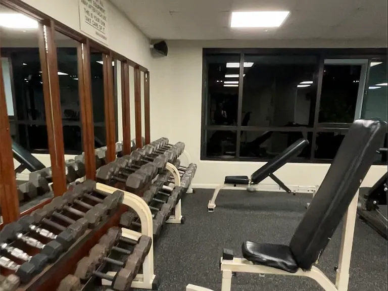 gym with 100lb dumbells