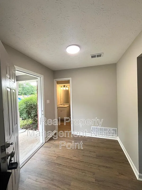 3 bed, 2.5 bath, 1636 sqft, $1,695 — Photo 3