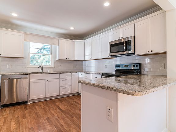 3rd image of 333 Robin Ln SE