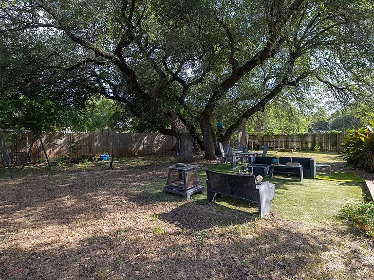 104 Grant Ct — Photo 4