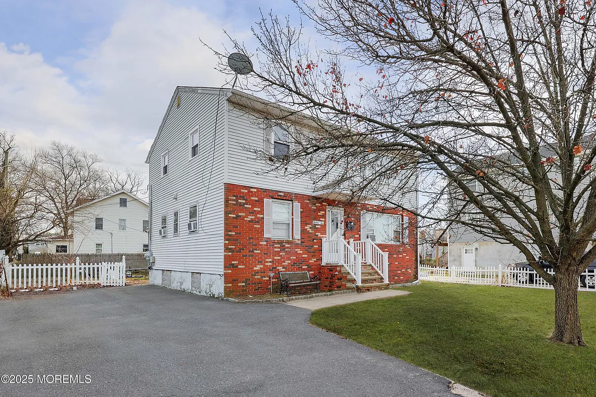 Building Photo - 22 Commodore Ave #B