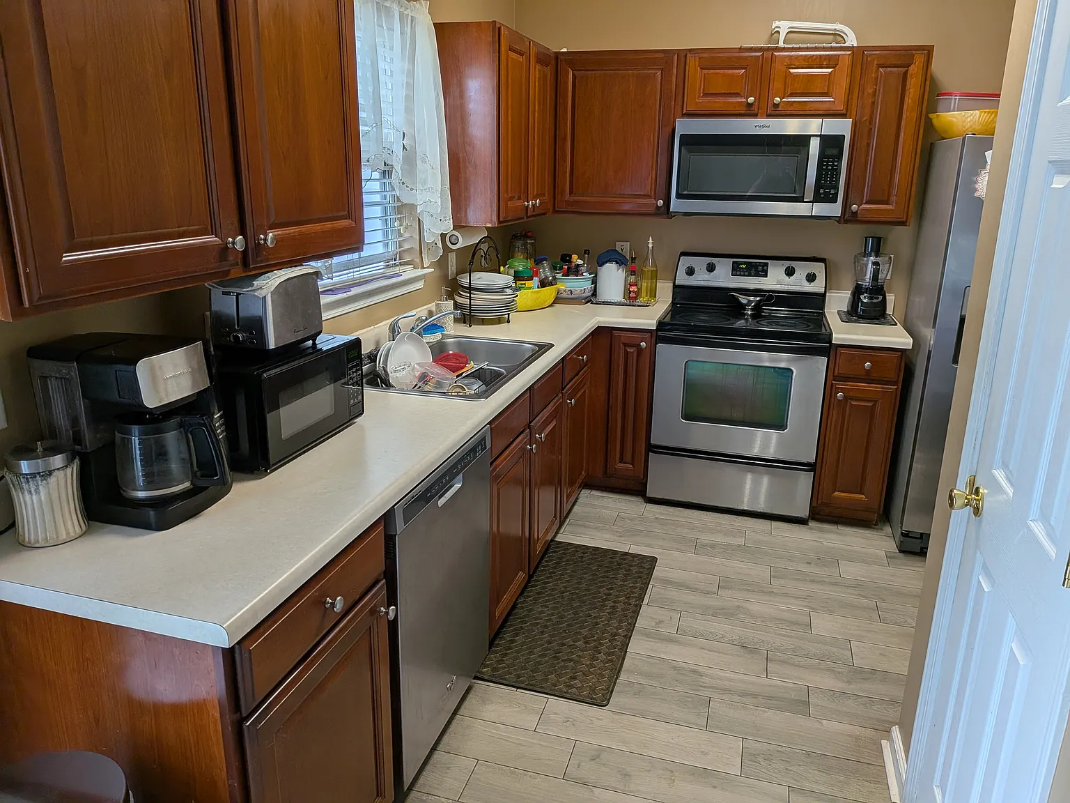 3 bed, 2.5 bath, 1639 sqft, $2,000 — Photo 3