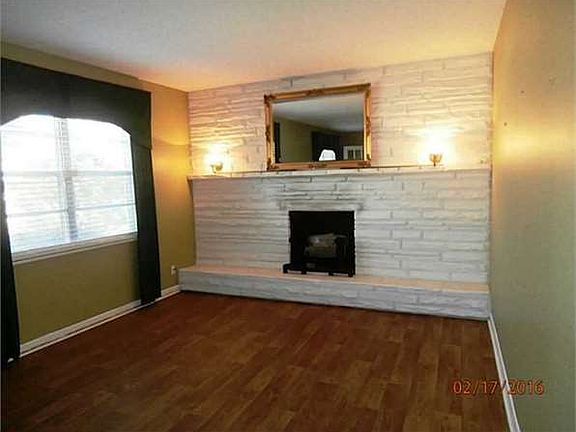 2nd image of 301 Jeanine St