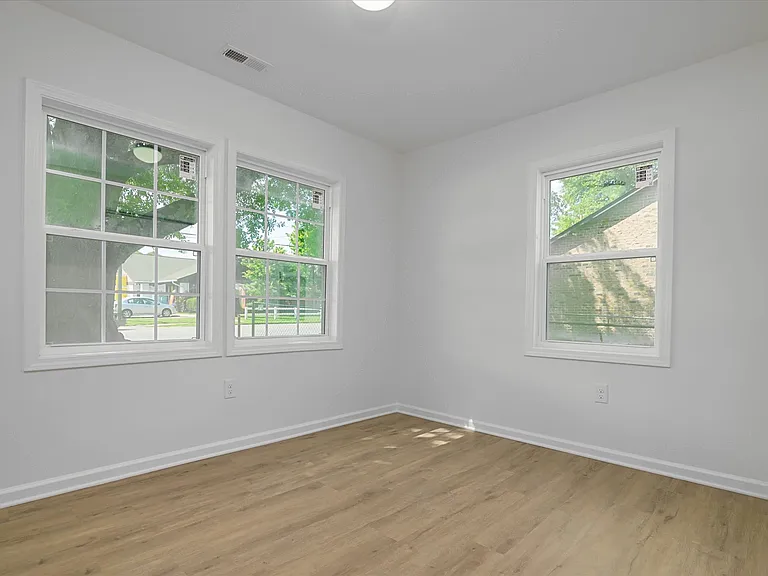 2514 S York Rd — Photo 2