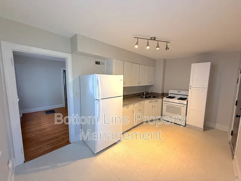 1720 Garden Ter — Photo 3