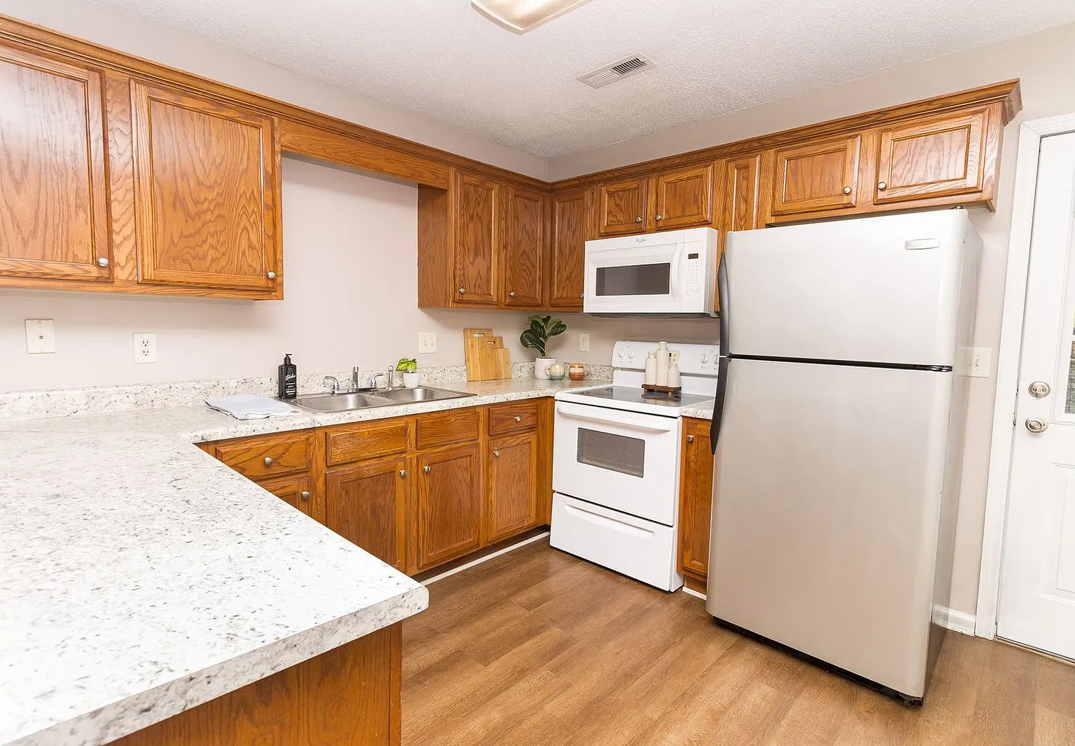 2 bed, 1.5 bath, 1000 sqft, $1,025 — Photo 1