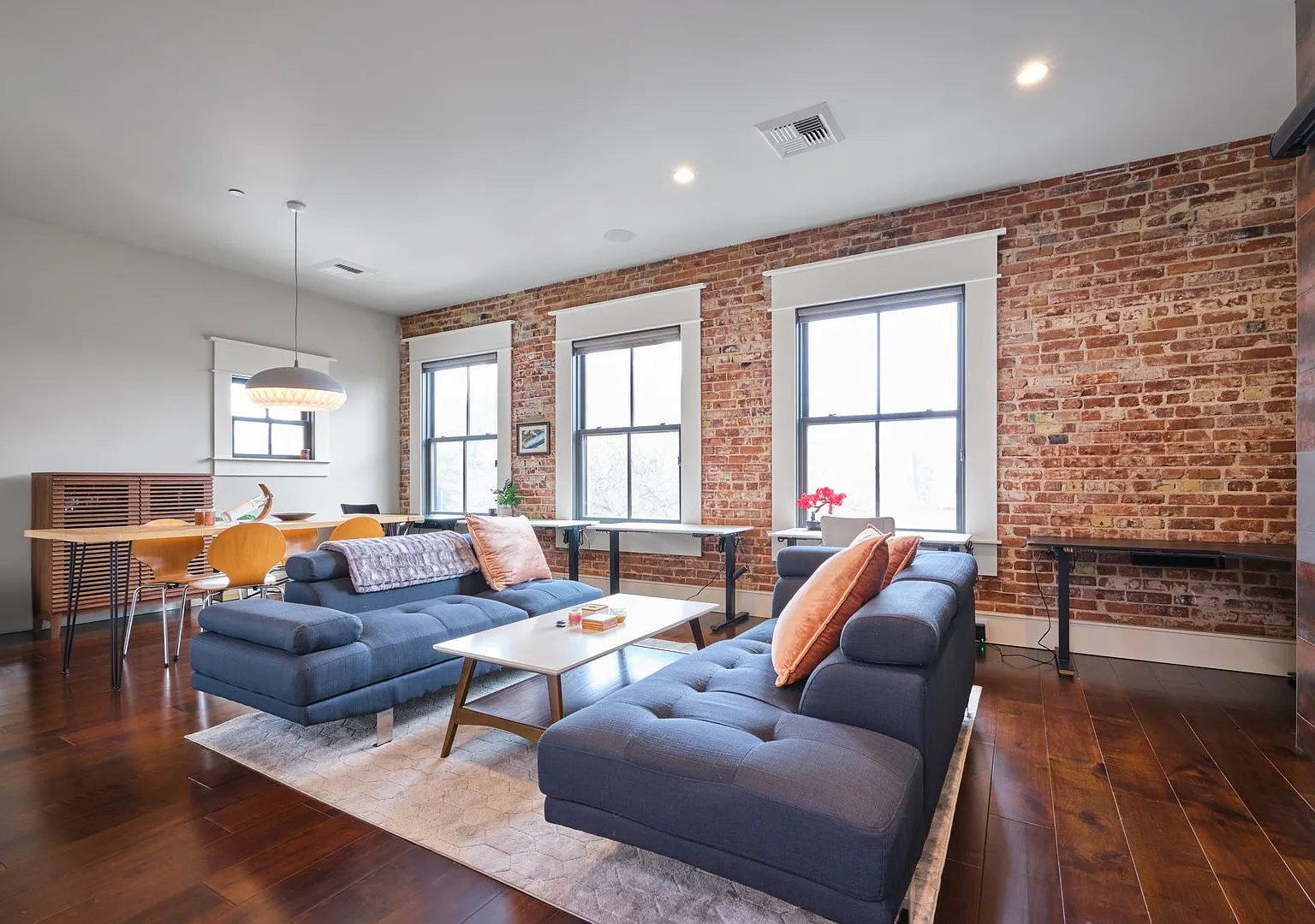 Furnished 2 Bdrm/2 Bath Condo in the Heart of Downtown Ashland! — Photo 2